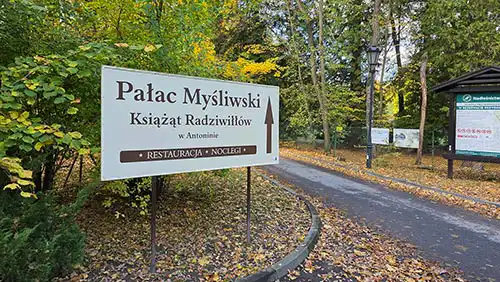 Drogowskaz: Pałac Myśliwski Radziwiłłów w Antoninie - wejście na teren obiektu i do restauracji.