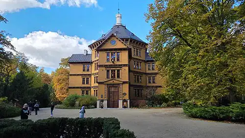 Fasada drewnianego Pałacu Radziwiłłów w Antoninie, widok od frontu na główny ośmioboczny korpus z latarnią.