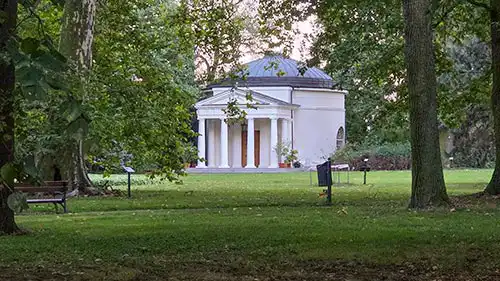 Klasycystyczny Panteon otoczony starodrzewiem w parku Pałacu w Dobrzycy.